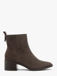 Brązowe ocieplane botki ze skóry welurowej. Brązowe botki damskie Ryłko, na jesień, z materiału, eleganckie, bez obcasa, na obcasie, bez zapięcia. Za 479.99 zł.