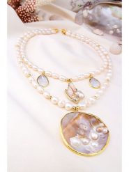 L'Atelier de Gaia Pozłacany naszyjnik z zawieszką - dł. 45 cm rozmiar: onesize. Białe naszyjniki damskie L'Atelier de Gaia, pozłacane. Za 130.99 zł.