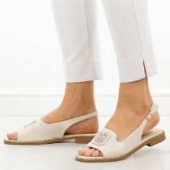 Ivory płaskie sandały damskie S.Barski 6016. Brązowe sandały damskie S.BARSKI, bez wzorów, z jeansu, bez obcasa, na płaskiej podeszwie. Za 169.00 zł.