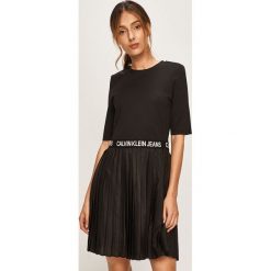 Calvin Klein Jeans - Sukienka. Czarne sukienki damskie Calvin Klein Jeans, na co dzień, l, bez wzorów, z elastanu, casualowe, bez kołnierzyka, bez ramiączek, mini, dopasowane. Za 449.90 zł.