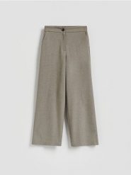 Spodnie z szeroką nogawką - jasnoszary. Szare spodnie materiałowe damskie Reserved, bez wzorów, z tkaniny. Za 129.99 zł.