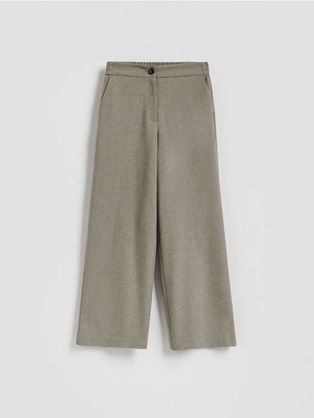 Spodnie z szeroką nogawką - jasnoszary. Szare spodnie materiałowe damskie Reserved, bez wzorów, z tkaniny. Za 129.99 zł.
