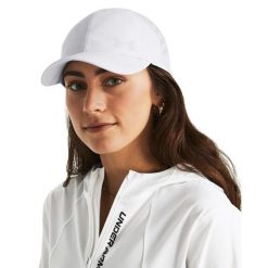 Damska czapka z regulacją Under Armour Launch. Białe czapki z daszkiem damskie Under Armour, bez wzorów, z tkaniny. Za 147.60 zł.