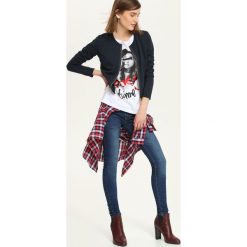 SPODNIE DŁUGIE DAMSKIE. Niebieskie spodnie materiałowe damskie TROLL, bez wzorów, z jeansu, eleganckie. W wyprzedaży za 59.99 zł.