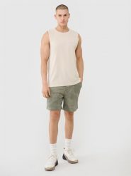 4F Spodenki casual męskie - oliwkowe S. Brązowe szorty męskie 4f, z bawełny, bez kołnierzyka. W wyprzedaży za 79.99 zł.
