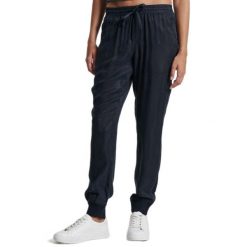 Spodnie turystyczne damskie Superdry Studios Supro Woven Jogger. Zielone spodnie dresowe damskie Superdry., s, bez wzorów, z wiskozy. Za 207.00 zł.