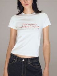T-shirt z nadrukowanym napisem - złamana biel. T-shirty damskie Reserved, l, bez wzorów, z bawełny, bez kołnierzyka. W wyprzedaży za 22.99 zł.