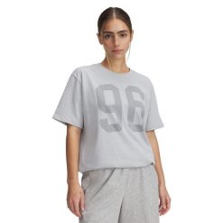 Damska koszulka z nadrukiem Under Armour Heavyweight 96. Szare bluzki sportowe damskie Under Armour, bez kołnierzyka, bez ramiączek. W wyprzedaży za 177.30 zł.