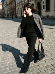 Prążkowany sweter z okrągłym dekoltem - czarny. Czarne swetry klasyczne damskie Sinsay, l, prążkowane, bez kołnierzyka. Za 29.99 zł.