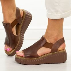 Brązowe skórzane sandały damskie T.Sokolski 408. Brązowe sandały damskie Sokolski, bez wzorów, z jeansu, bez obcasa, na platformie. W wyprzedaży za 245.52 zł.