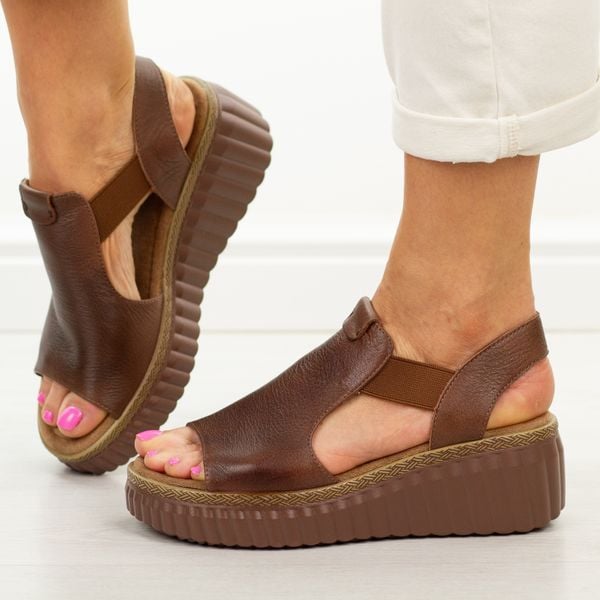 Brązowe skórzane sandały damskie T.Sokolski 408. Brązowe sandały damskie Sokolski, bez wzorów, z jeansu, bez obcasa, na platformie. W wyprzedaży za 245.52 zł.