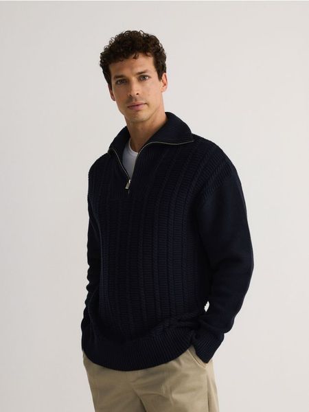 Bawełniany sweter ze stójką - granatowy. Niebieskie swetry męskie Reserved, l, bez wzorów, z bawełny, bez kołnierzyka. W wyprzedaży za 89.99 zł.