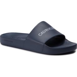 Klapki CALVIN KLEIN - Slide KM0KM00375 470. Niebieskie klapki i japonki męskie CALVIN KLEIN, z tworzywa sztucznego. W wyprzedaży za 129.00 zł.