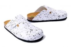 DR. BRINKMANN 600145-03 weiss, klapki damskie. Białe klapki damskie Dr. Brinkmann, bez wzorów, ze skóry, bez obcasa. Za 204.90 zł.