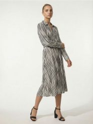 Wiskozowa koszulowa sukienka midi w paski - wielobarwny. Sukienki damskie Sinsay, l, bez wzorów, z wiskozy, bez kołnierzyka, bez ramiączek, midi, koszulowe. Za 49.99 zł.