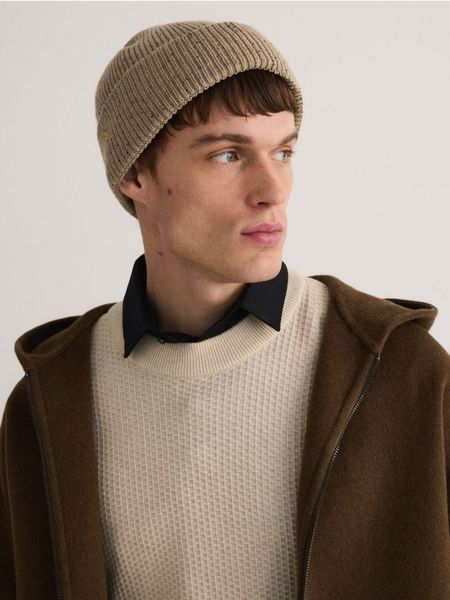 Czapka beanie z domieszką wełny - beżowy. Brązowe czapki męskie Reserved, bez wzorów, z wełny. W wyprzedaży za 19.99 zł.
