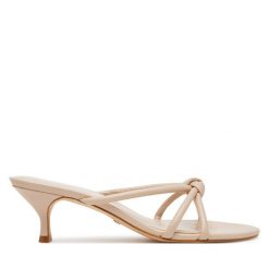Klapki Guess. Brązowe klapki damskie Guess, z aplikacjami, bez obcasa. Za 489.99 zł.
