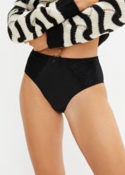 Figi maxi (2 pary). Białe figi damskie bonprix, bez wzorów, z koronki. Za 49.98 zł.