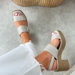 Białe sandały damskie na obcasie M.Daszyński 23126-9. Białe sandały damskie M.Daszyński, bez wzorów, ze skóry, bez obcasa, na obcasie. Za 159.00 zł.