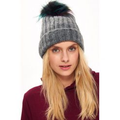 CZAPKA DAMSKA Z POMPONEM. Szare czapki zimowe damskie TROLL, z dzianiny. W wyprzedaży za 19.99 zł.