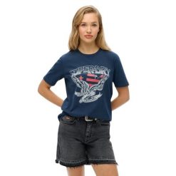 Koszulka damska casual z fantazyjnym wzorem Superdry Varsity. Niebieskie t-shirty damskie Superdry., l, bez wzorów, prążkowane, bez kołnierzyka. Za 131.15 zł.