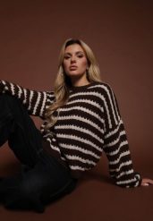 Ciemnobrązowy Oversizowy Sweter w Paski z Dzianiny z Wełną i Wiskozą Aventole. Brązowe swetry klasyczne damskie Renee, z dzianiny, bez kołnierzyka. Za 134.99 zł.