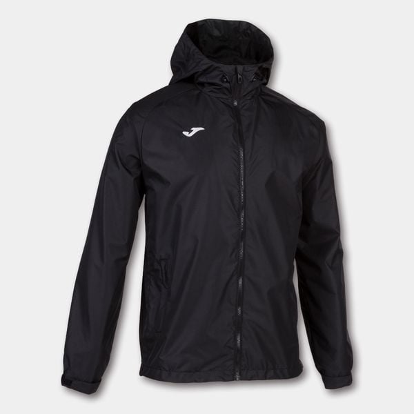 Kurtka do piłki nożnej męska Joma Cervino przeciwdeszczowa. Czarne kurtki męskie Joma, m, bez wzorów, z materiału. Za 314.00 zł.