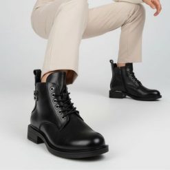 Botki damskie Vinceza, na płaskim obcasie ze skóry eko i ozdobna broszka, czarne, 58571-BK-PU. Czarne broszki damskie VINCEZA. Za 139.00 zł.