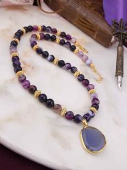 Pierres de Jade Pozłacany naszyjnik z elementami ozdobnymi - dł. 50 cm rozmiar: onesize. Różowe naszyjniki damskie Pierres de Jade, pozłacane. Za 69.99 zł.