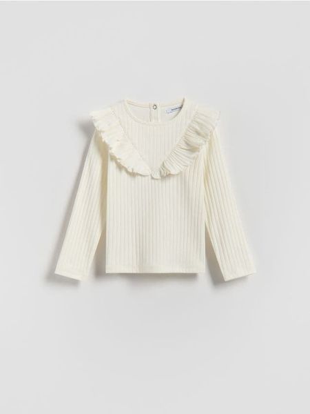 Prążkowana koszulka z falbaną - złamana biel. Koszulki dziewczęce Reserved, m, bez wzorów, z bawełny, bez ramiączek. Za 29.99 zł.