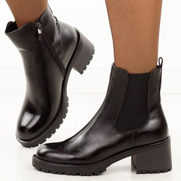 Czarne botki damskie Potocki 12742. Czarne botki damskie POTOCKI, na jesień, z gumy, eleganckie, z okrągłym noskiem, bez obcasa, bez zapięcia. W wyprzedaży za 181.77 zł.