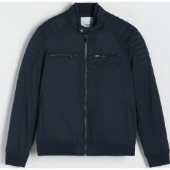 Kurtka biker ze stójką - granatowy. Niebieskie kurtki męskie Reserved, l, bez wzorów, z tkaniny, bez kaptura. W wyprzedaży za 129.99 zł.