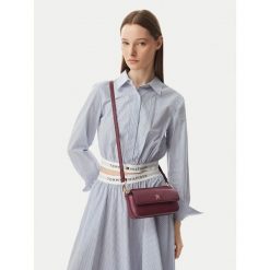 Torebka Tommy Hilfiger. Czerwone listonoszki damskie Tommy Hilfiger, bez wzorów, bez dodatków. Za 489.99 zł.