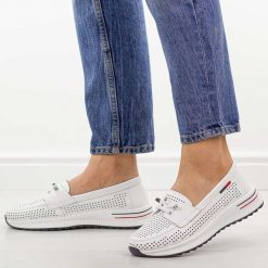Białe ażurowane skórzane półbuty damskie T.Sokolski w26-647. Białe półbuty damskie Sokolski, w ażurowe wzory, z jeansu, eleganckie, z okrągłym noskiem, bez obcasa, na płaskiej podeszwie. Za 199.00 zł.