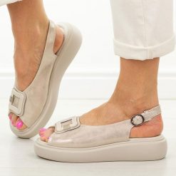 Złote skórzane sandały damskie Cambell 07339. Żółte sandały damskie Cambell, z aplikacjami, z jeansu, bez obcasa, na platformie. Za 219.00 zł.