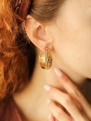 L'Atelier de Gaia Pozłacane kolczyki-kreole rozmiar: onesize. Żółte kolczyki damskie L'Atelier de Gaia, pozłacane. Za 43.99 zł.