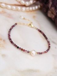 Pierres de Jade Pozłacana bransoletka z perłami i agatami rozmiar: onesize. Białe bransoletki damskie Pierres de Jade, pozłacane. Za 43.99 zł.