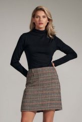 Casualowa Bluzka z Golfem - Czarna. Czarne bluzki damskie Figl, xl, bez wzorów, z elastanu, bez kołnierzyka, bez ramiączek. Za 179.00 zł.