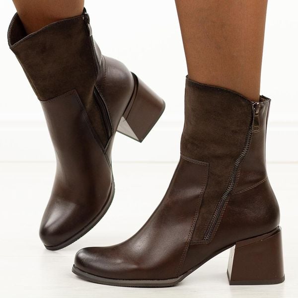 Brązowe botki damskie na obcasie M.Daszyński Sa269-1. Brązowe botki damskie M.Daszyński, na jesień, z jeansu, biznesowe, bez obcasa, na obcasie, bez zapięcia. Za 229.00 zł.