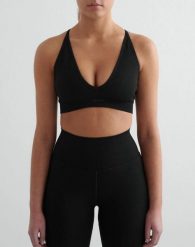 Damski biustonosz sportowy bezszwowy, średnie wsparcie, krzyżny tył Shape czarny. Czarne biustonosze sportowe damskie Aim'n, bez wzorów, z dzianiny. Za 169.00 zł.