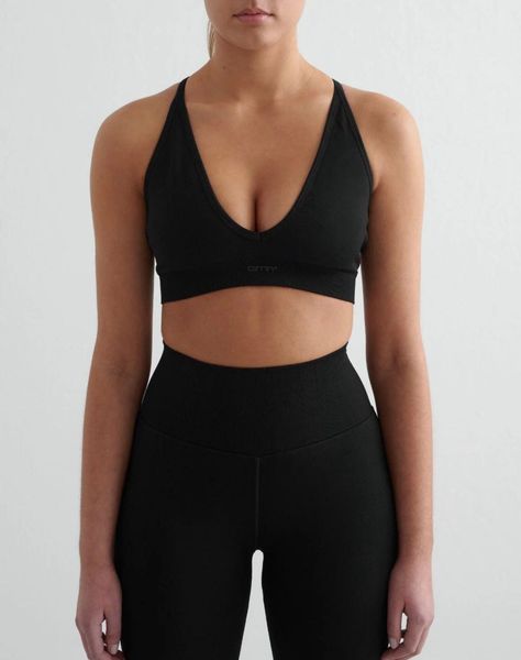Damski biustonosz sportowy bezszwowy, średnie wsparcie, krzyżny tył Shape czarny. Czarne biustonosze sportowe damskie Aim'n, bez wzorów, z dzianiny. Za 172.00 zł.