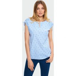 Bluzka z delikatnym pęknięciem przy dekolcie. Bluzki damskie Greenpoint, bez wzorów, z bawełny, bez kołnierzyka, bez ramiączek. Za 34.99 zł.