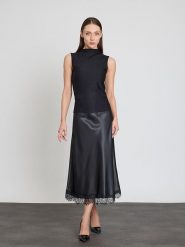 BGN Bluzka w kolorze czarnym rozmiar: 38. Czarne bluzki damskie BGN, bez wzorów, bez kołnierzyka, bez ramiączek. Za 105.14 zł.