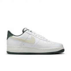 Buty do chodzenia męskie Nike Air Force 1 ’07 Lv8. Białe buty sportowe na co dzień męskie Nike, z materiału, bez zapięcia, trekkingowe, nike air force. Za 549.99 zł.