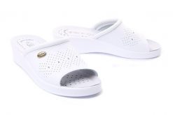 SANITAL FLEX 698/I white, klapki damskie. Białe klapki damskie Sanital Flex, bez wzorów, ze skóry, bez obcasa. Za 91.92 zł.