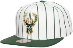 Czapka Mitchell & Ness NBA Retro Milwaukee Bucks Zielona. Zielone czapki z daszkiem damskie Mitchell & Ness, bez wzorów, z bawełny. Za 158.99 zł.