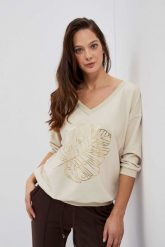 Bluza z dekoltem w serek i nadrukiem piaskowa. Bluzy bez kaptura damskie MOODO, xs, z bawełny. W wyprzedaży za 32.99 zł.