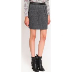 MINI SPÓDNICZKA DAMSKA GŁADKA. Niebieskie spódniczki damskie TOP SECRET, bez wzorów, z dzianiny, mini, tulipan. W wyprzedaży za 29.99 zł.