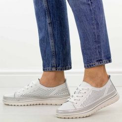 Białe ażurowe skórzane półbuty damskie Jezzi 8704. Białe półbuty damskie Jezzi, w ażurowe wzory, z jeansu, casualowe, z okrągłym noskiem, bez obcasa, na płaskiej podeszwie. Za 229.00 zł.