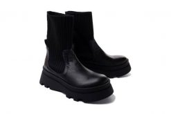 ARTIKER RELAKS 49C0848 czarny, botki damskie. Czarne botki damskie Artiker Relaks, na zimę, ze skóry, bez obcasa, bez zapięcia. Za 449.90 zł.